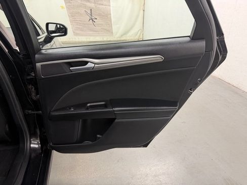 Used 2018 Ford Fusion SE w/ Fusion SE Technology Package FWD image 12