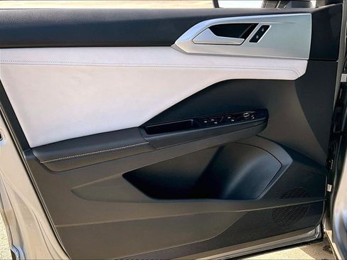 Used 2025 Volkswagen Taos SE w/ Panoramic Sunroof Package image 9