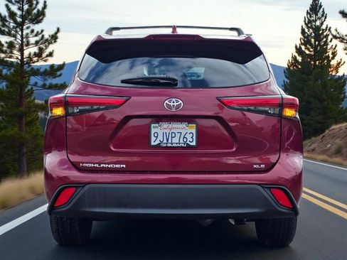 Used 2023 Toyota Highlander XLE image 6