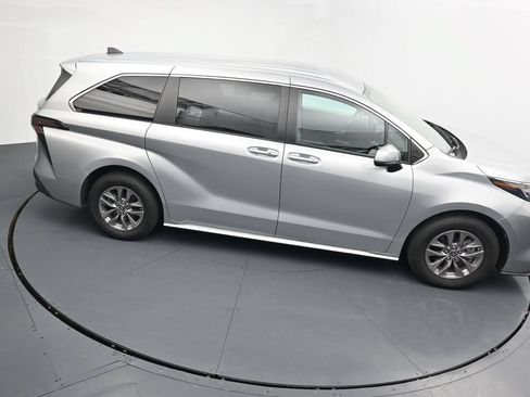 Used 2024 Toyota Sienna LE FWD image 17