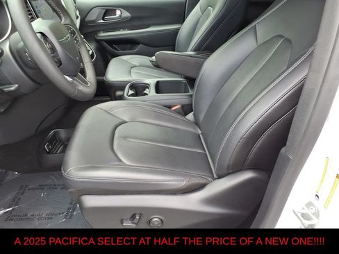 Used 2025 Chrysler Pacifica Select FWD image 15