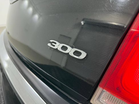 Used 2018 Chrysler 300 Limited RWD image 9