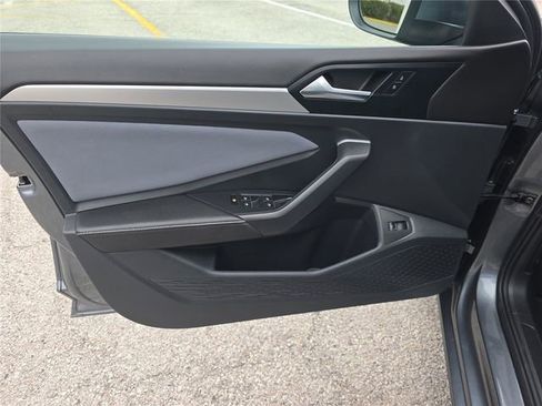 Used 2025 Volkswagen Jetta SE w/ Sunroof Package image 14