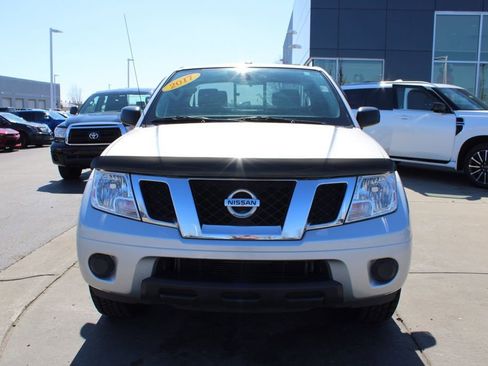 Used 2017 Nissan Frontier SV image 2