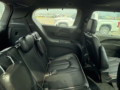 Used 2025 Chrysler Pacifica Limited image 9