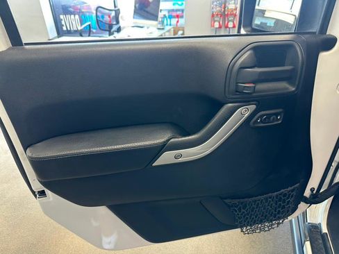 Used 2015 Jeep Wrangler Unlimited Rubicon image 17