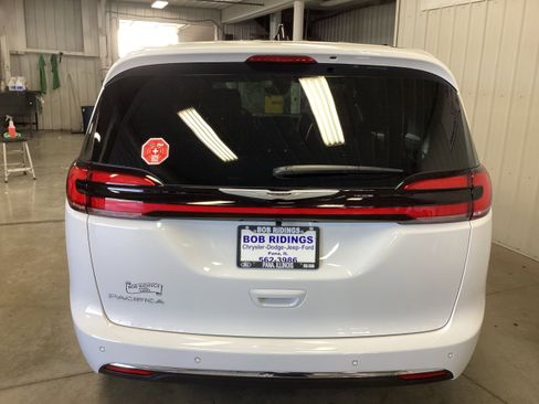 New 2026 Chrysler Pacifica Select image 4