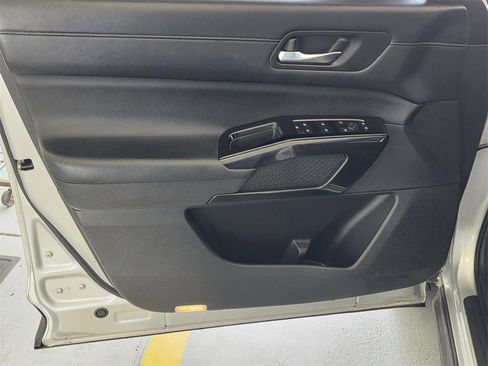 Used 2022 Nissan Pathfinder SV image 30