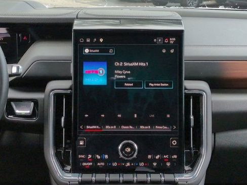 Used 2025 GMC Yukon Denali RWD image 17