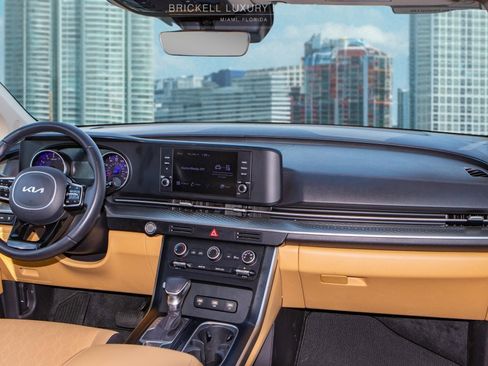 Used 2022 Kia Carnival LX image 16