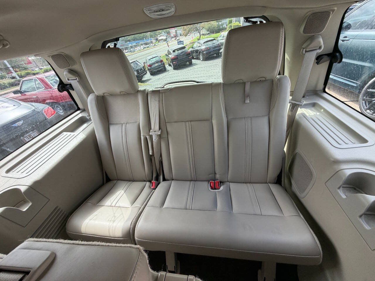 Used 2016 Lincoln Navigator Select RWD image 12