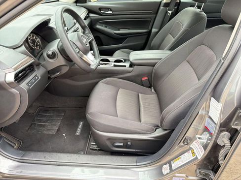 Used 2024 Nissan Altima 2.5 SV image 5