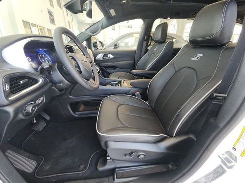 New 2025 Chrysler Pacifica Limited image 25