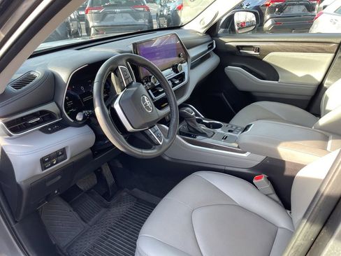 Used 2023 Toyota Highlander Limited image 23