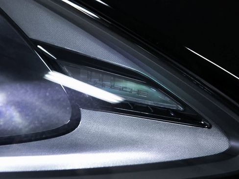 Certified 2023 Porsche Cayenne Platinum Edition image 33