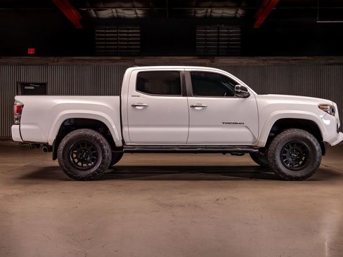 Used 2017 Toyota Tacoma Limited w/ Tow Package AWD/4WD image 9