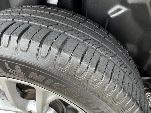 Used 2019 Jeep Cherokee Latitude Plus FWD image 17