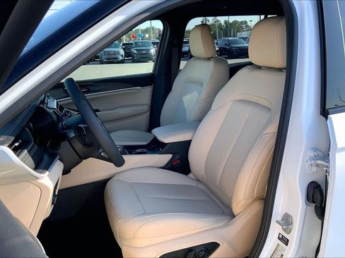 Used 2025 Jeep Grand Cherokee L Limited image 8