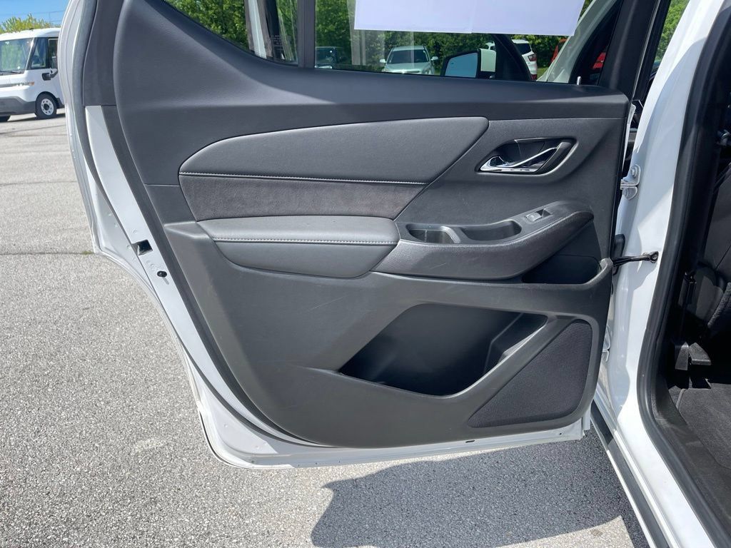 Used 2023 Chevrolet Traverse High Country FWD image 16