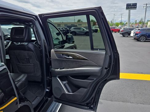 Used 2017 Cadillac Escalade Platinum AWD/4WD image 16