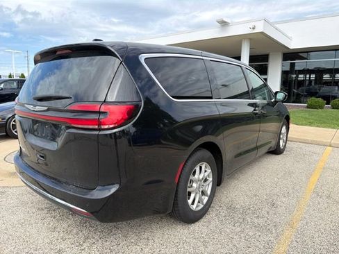 Used 2024 Chrysler Pacifica Touring-L FWD image 6