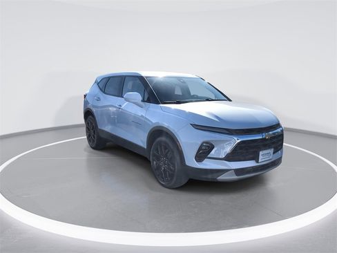 Used 2023 Chevrolet Blazer LT image 2