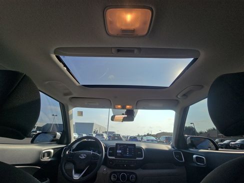 Used 2024 Hyundai Venue SEL image 17