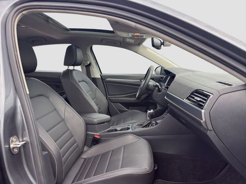 Used 2024 Volkswagen Jetta SE w/ Panoramic Sunroof Package image 17