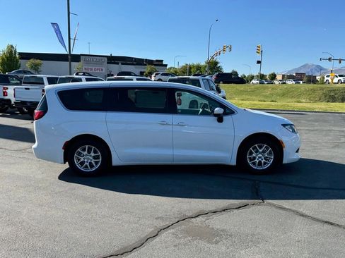 Used 2023 Chrysler Voyager LX FWD image 4
