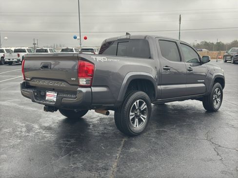 Used 2017 Toyota Tacoma TRD Sport image 7