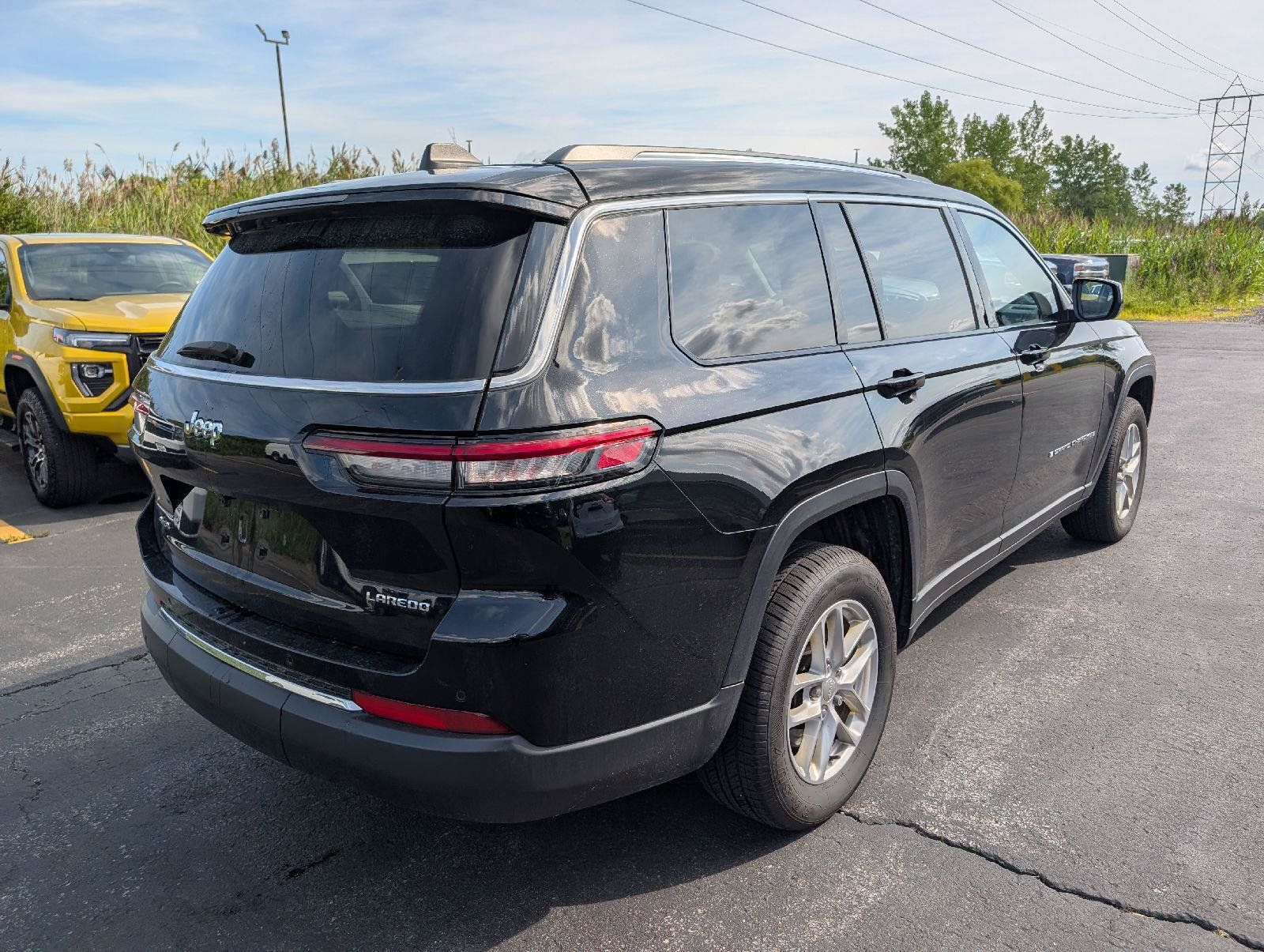 Used 2023 Jeep Grand Cherokee L Laredo AWD/4WD image 12