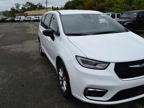 New 2026 Chrysler Pacifica Select image 4