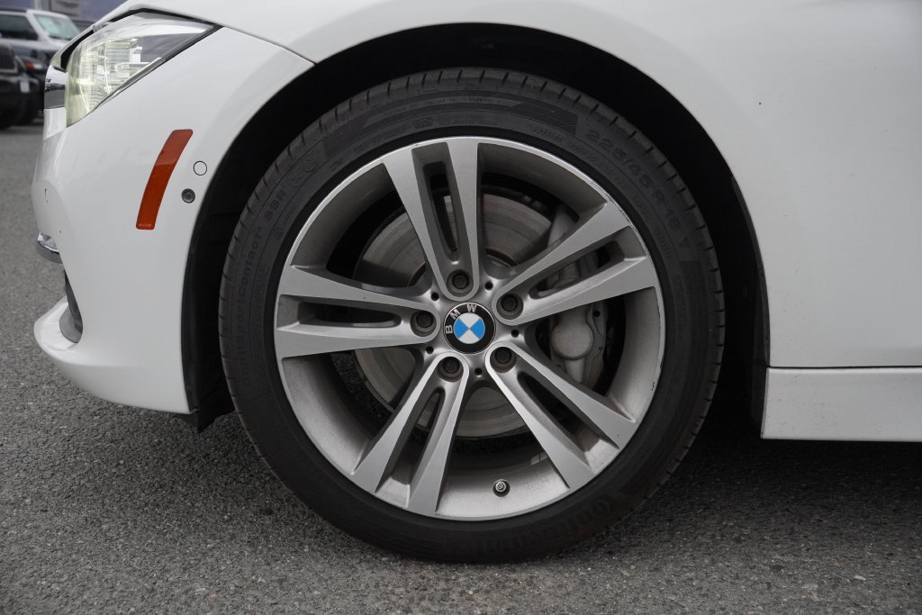 Used 2018 BMW 340i Sedan w/ Executive Package RWD image 4