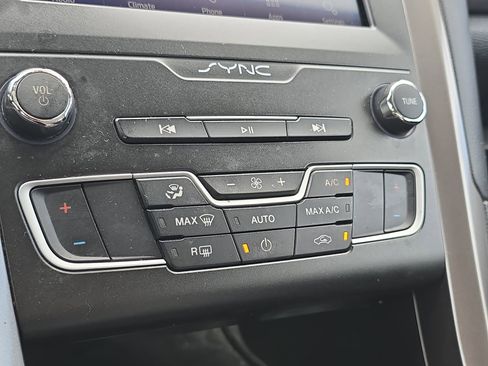 Used 2020 Ford Fusion SE image 18