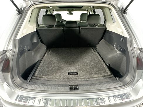 Used 2023 Volkswagen Tiguan SE w/ Panoramic Sunroof Package image 28