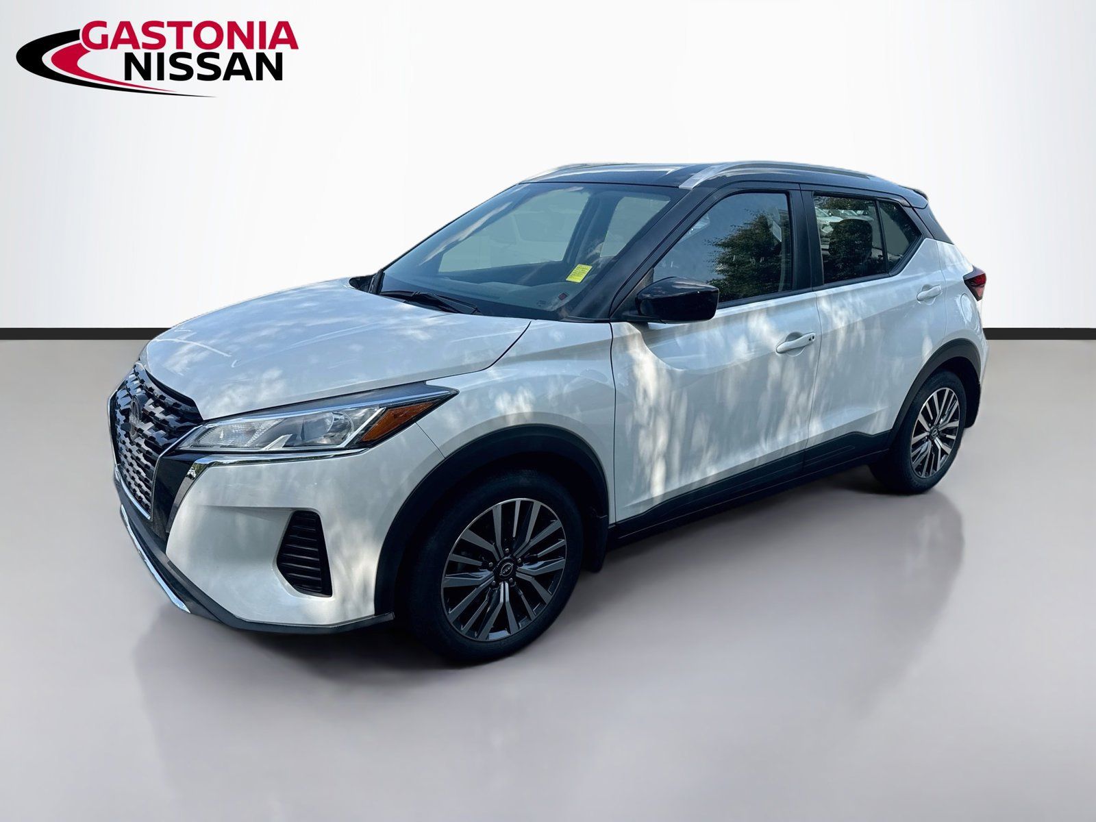 Used 2023 Nissan Kicks SV FWD image 3