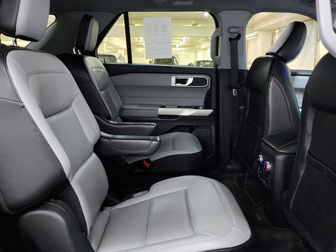 Used 2021 Ford Explorer XLT w/ XLT Sport Appearance Package AWD/4WD image 21