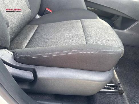 Used 2024 Nissan Rogue SV FWD image 11