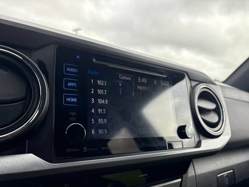 Used 2018 Toyota Tacoma TRD Sport AWD/4WD image 17