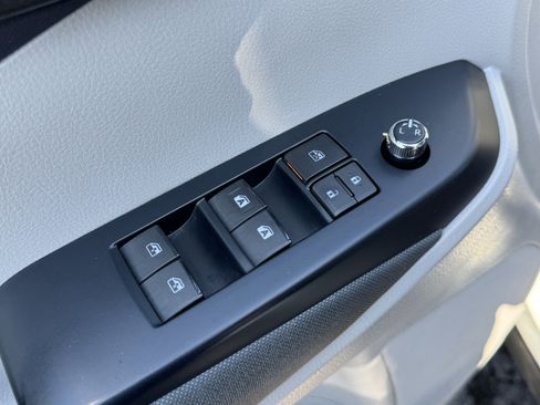 Used 2019 Toyota Highlander LE image 24