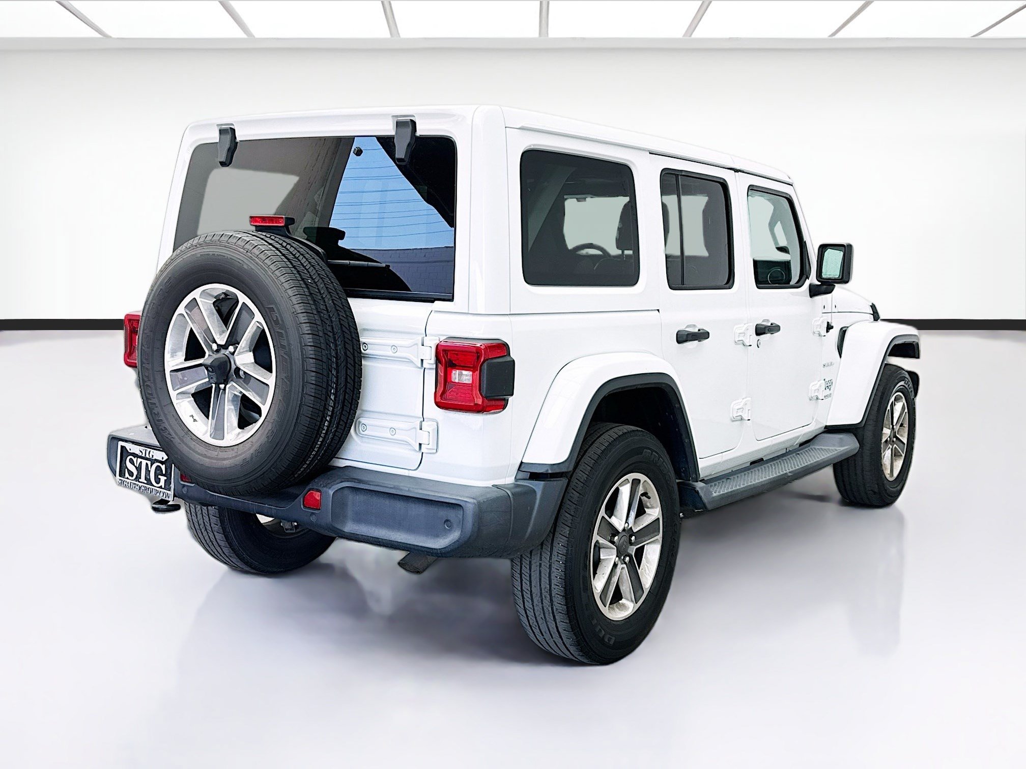 Used 2018 Jeep Wrangler Unlimited Sahara w/ Dual Top Group AWD/4WD image 4