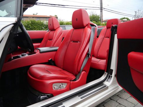 Used 2017 Rolls-Royce Dawn image 23