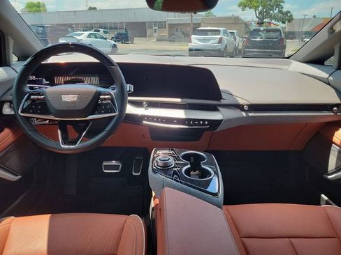Certified 2025 Cadillac Optiq Luxury 2 AWD/4WD image 7