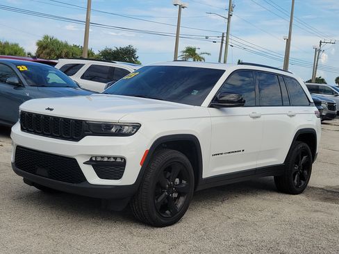Used 2023 Jeep Grand Cherokee Limited w/ Black Appearance Package AWD/4WD image 2