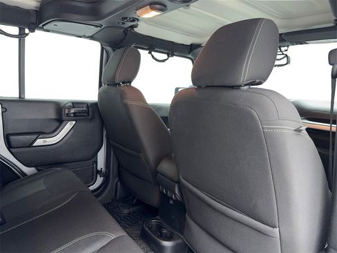 Used 2018 Jeep Wrangler Unlimited Sahara image 40