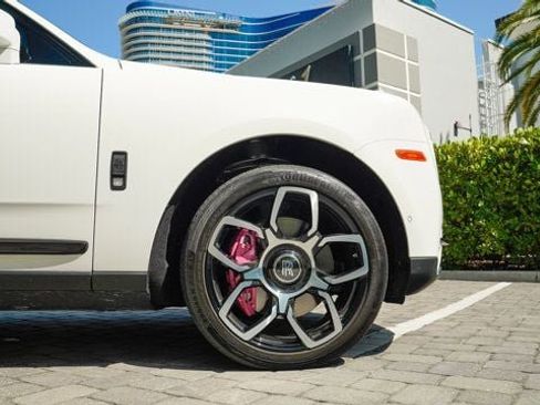 Used 2024 Rolls-Royce Cullinan image 12