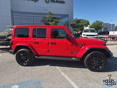 Used 2025 Jeep Wrangler Unlimited Sahara AWD/4WD image 31
