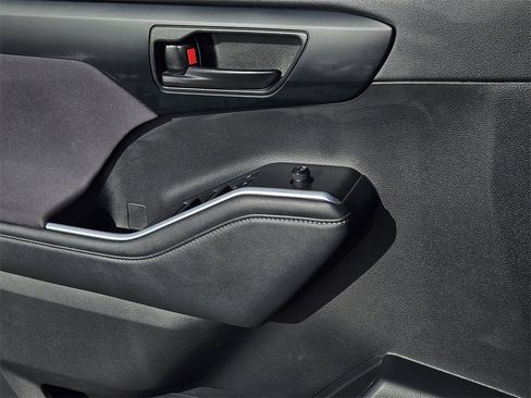 Used 2023 Toyota Highlander LE image 22