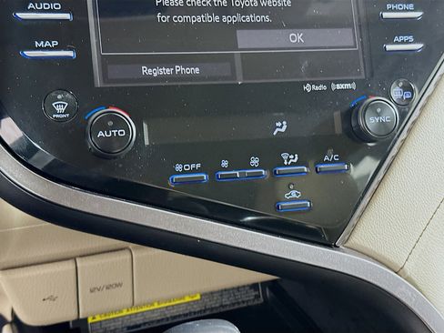 Used 2020 Toyota Camry XLE image 24