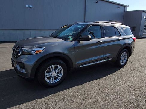 Used 2023 Ford Explorer XLT AWD/4WD image 4